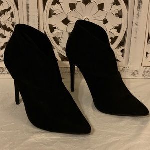 👠 Black Closed Toe Pumps! 👠